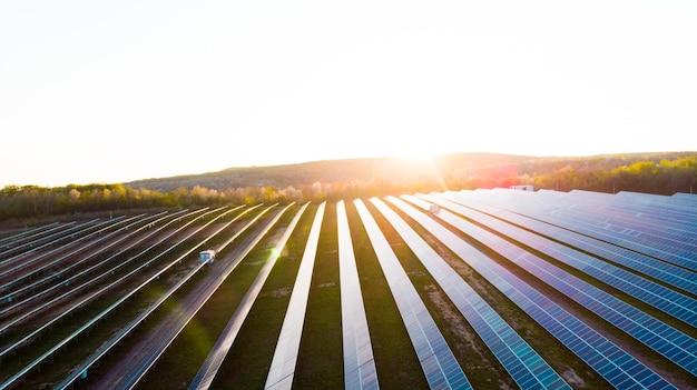painéis solares com o céu ensolarado Fundo azul dos painéis solares de módulos fotovoltaicos para renováveis