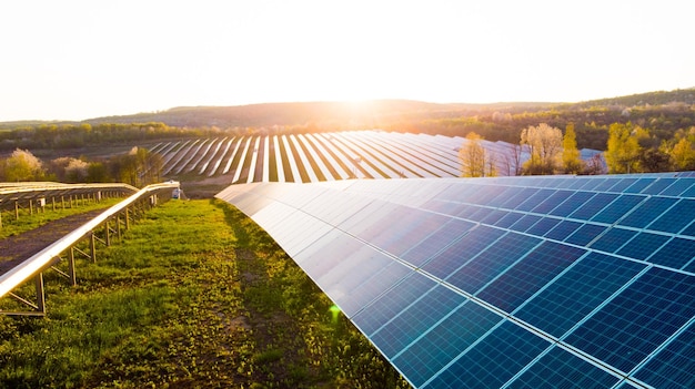 Foto painéis solares com o céu ensolarado fundo azul dos painéis solares de módulos fotovoltaicos para renováveis