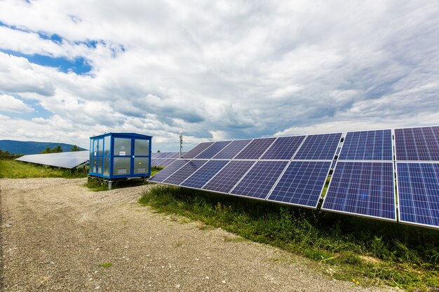 Painéis solares contra o céu azul profundo