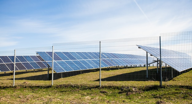 Painéis solares contra paisagem de montanhas e céu azul