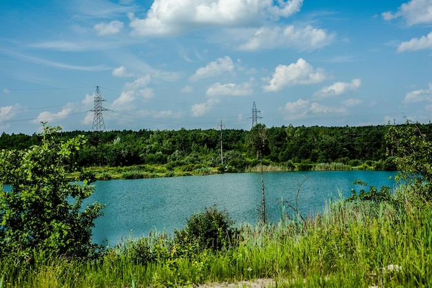 Painéis solares e céu azul Geradores de energia do sistema de painéis solares do sol Tecnologia limpa para melhor