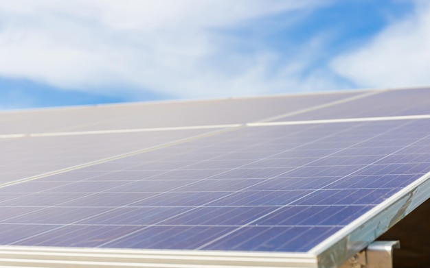 Painéis solares e fundo do céu azul fazenda de células solares no telhado conceitos de energia renovável e limpa