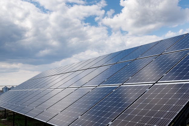 Painéis solares e o céu azul