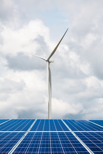 Foto painéis solares e turbinas eólicas com as nuvens e o céu, energia renovável