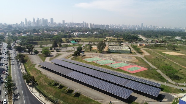 Painéis solares em São Paulo na região de Pinheiros No parque Villa Lobos Energia sustentável