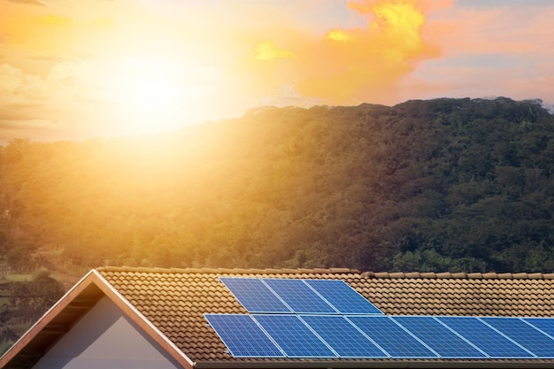 Painéis solares em um telhado em um dia ensolarado e nublado Instalação fotovoltaica de energia solar limpa