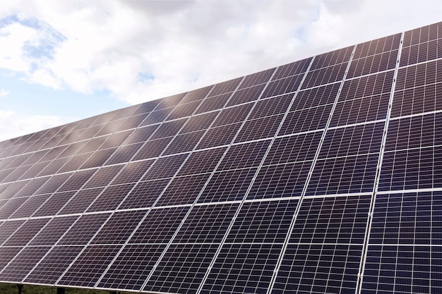 Painéis solares em uma estrutura de metal no chão fazenda solar no fundo do céu