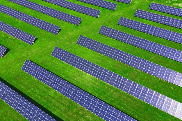 Painéis solares em vista aérea de campo verde