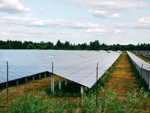 Painéis solares em vista aérea. geradores de energia do sistema de painéis solares do sol