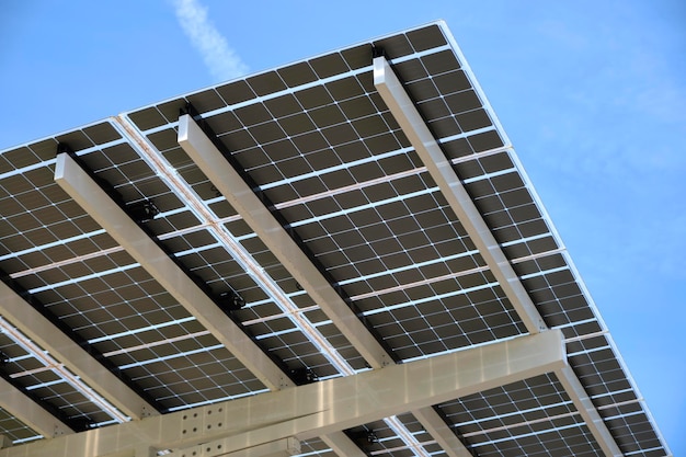 Painéis solares fotovoltaicos montados em estrutura metálica para produção de energia elétrica ecológica limpa Eletricidade renovável com conceito de emissão zero