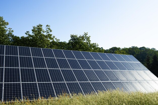 Painéis solares fotovoltaicos na fazenda solar