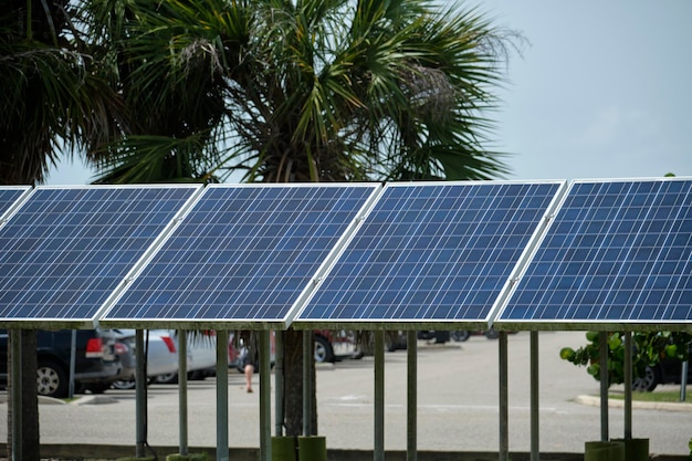 Painéis solares instalados em quadros de suporte perto do estacionamento para geração eficaz de eletricidade limpa Tecnologia fotovoltaica integrada na infraestrutura urbana para carregamento de carros elétricos