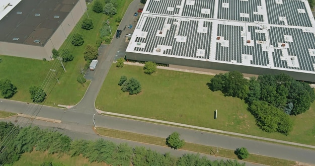 Painéis solares instalados em um telhado de um edifício industrial um armazém