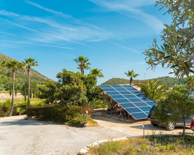 Foto painéis solares instalados fora de uma casa de campo rural em um ambiente natural em um dia ensolarado