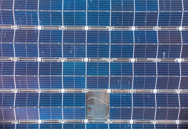Painéis solares instalados no telhado de um grande edifício Vista aérea