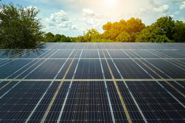 Painéis solares instalados sobre estacionamento para carros estacionados para geração efetiva de energia limpa