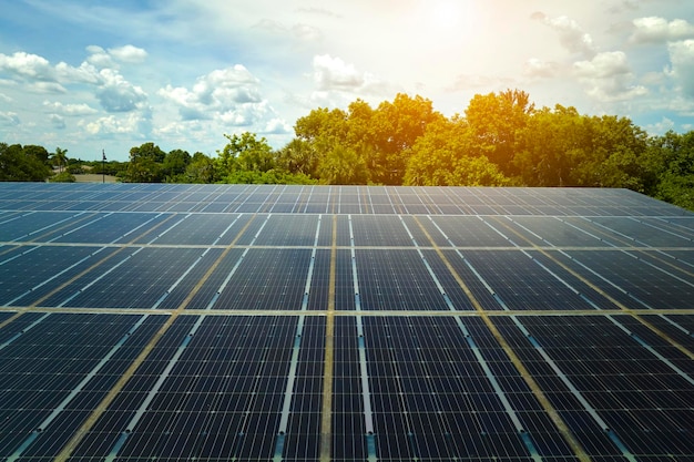 Painéis solares instalados sobre estacionamento para carros estacionados para geração efetiva de energia limpa