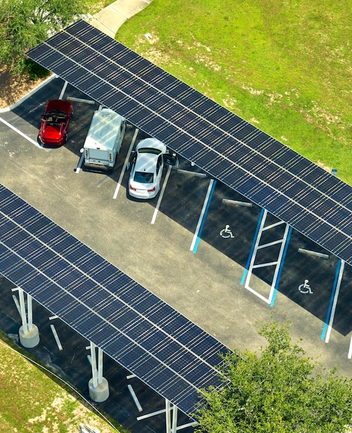 Painéis solares instalados sobre estacionamento para carros estacionados para geração efetiva de energia limpa