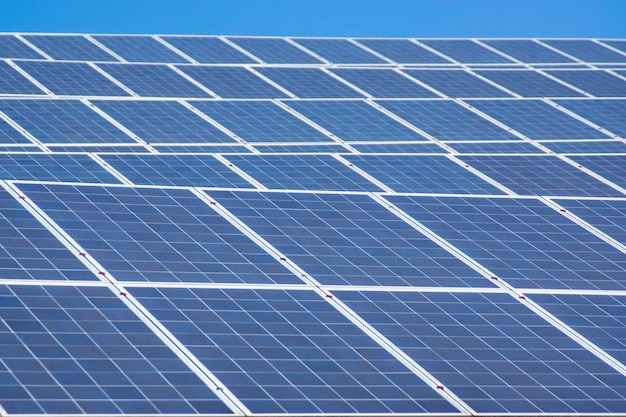 Painéis solares isolados com céu azul
