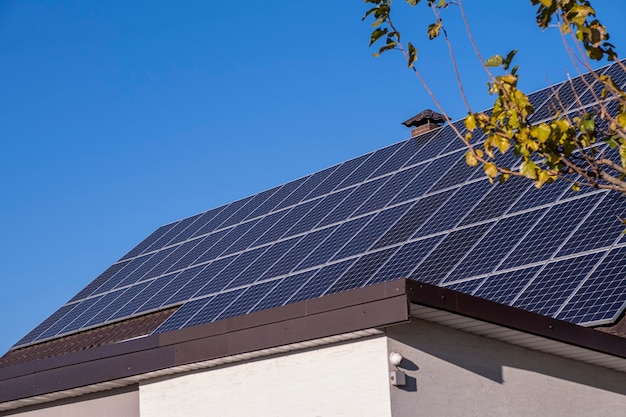 Painéis solares na cobertura da casa, no outono.