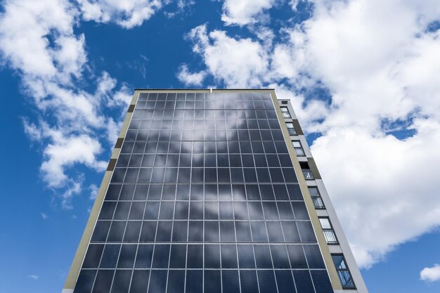 Painéis solares na parede de um edifício de vários andares Energia solar renovável