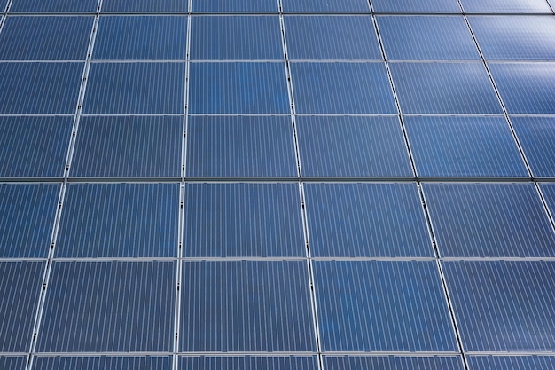 Painéis solares na parede de um edifício de vários andares Energia solar renovável