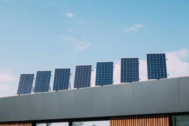 Painéis solares na parte superior do telhado da casa. Energia alternativa renovável