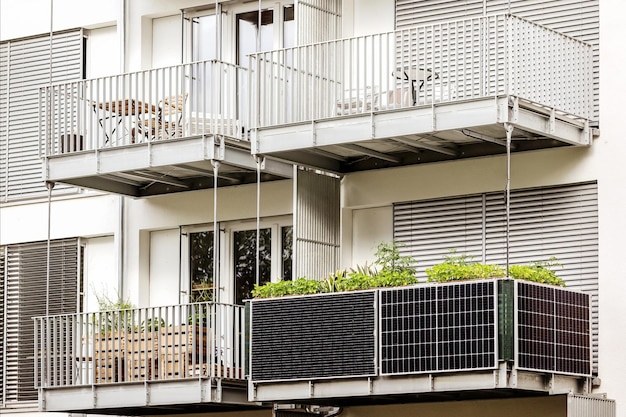 Painéis solares na varanda do edifício. Apartamento Moderno Varanda com Painel Solar.