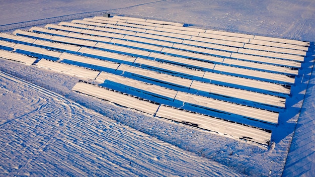 Painéis solares nevados na vista aérea de inverno da Polônia Europa