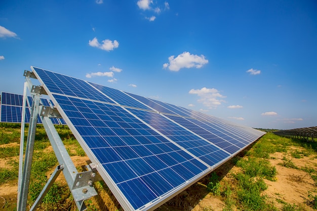 Painéis solares no céu azul