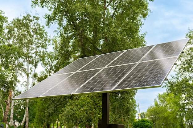 Painéis solares no conceito de energia renovável verde eco amigável do parque público