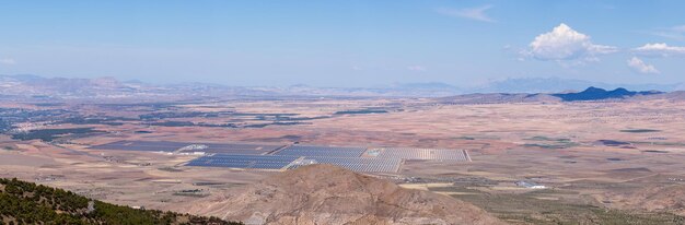 Painéis solares no sol sob montanhas