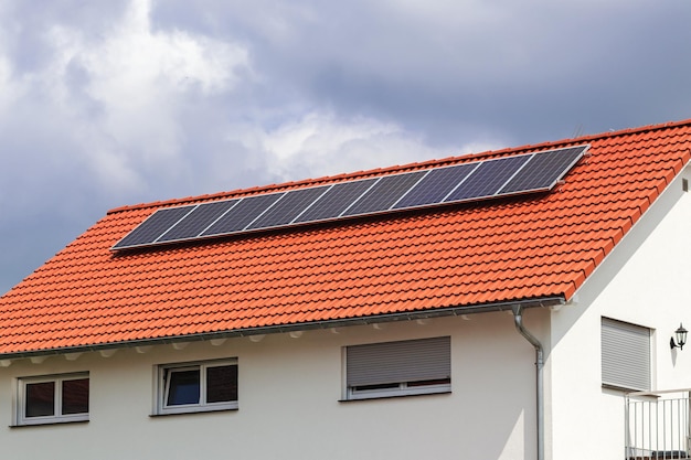 Painéis solares no telhado da casa células solares no telhado da casa