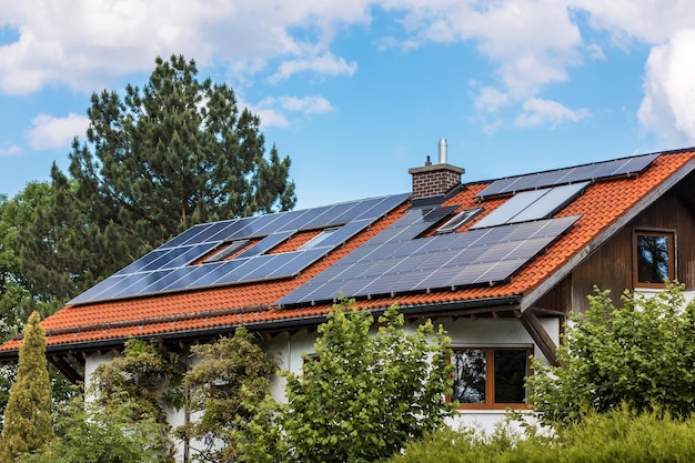 Painéis Solares no Telhado da Casa Particular Eco House Casa Moderna com Estação Solar no Telhado