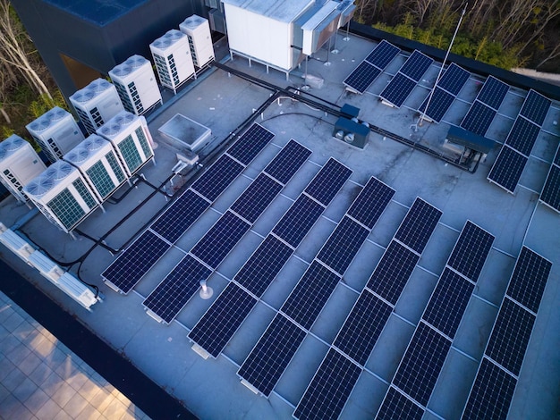 Painéis solares no telhado de um prédio de escritórios