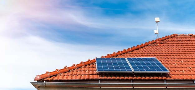 Painéis solares no telhado de uma casa de família