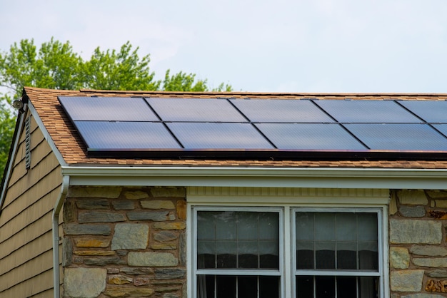 Foto painéis solares no telhado de uma casa