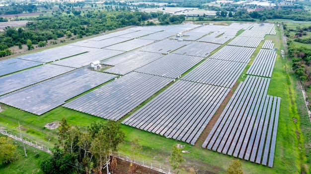 painéis solares ou células solares no telhado em vista aérea da fazenda