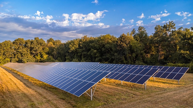 Painéis solares ou fotovoltaicos na estação de energia como forma renovável e sustentável de energia ou eletricidade