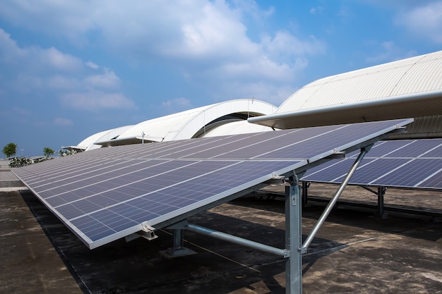 Foto painéis solares ou telhados solares instalados no telhado do edifício.