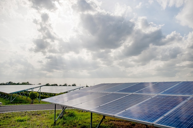 Painéis solares, painéis solares, fonte de alimentação alternativa - foco selecionado, espaço da cópia Energia natural