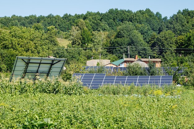 Painéis solares perto de uma casa rústica