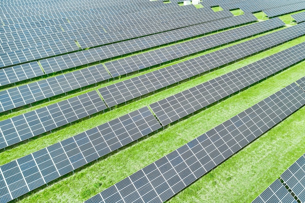 Painéis solares que produzem energia renovável verde