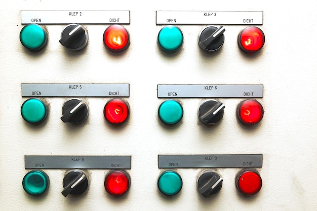 Painel com botões para iniciar e parar sistemas na sala de máquinas do navio