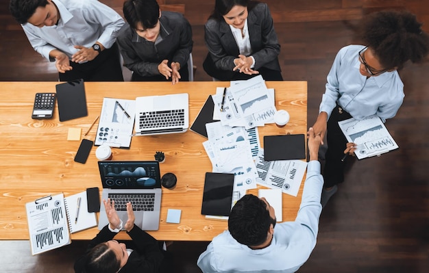 Painel de análise de dados de apresentação de negócios com visualização panorâmica superior na tela da TV em reunião moderna Apresentação corporativa com grupo de empresários na sala de conferências Concord