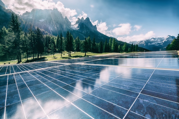 Painel de células solares na paisagem de montanha