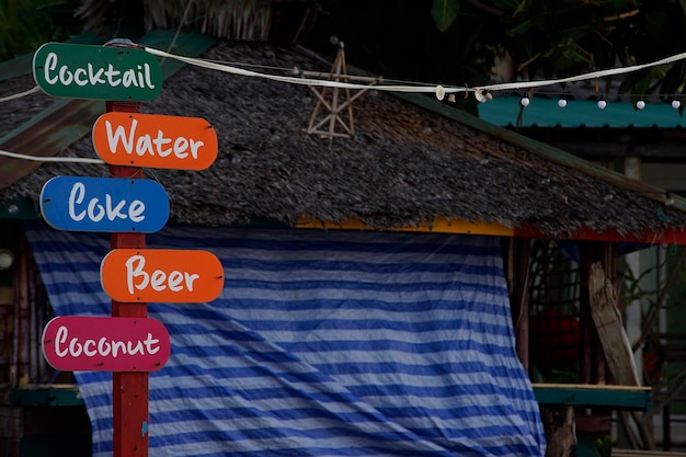 Painel de comida colorida em um mercado