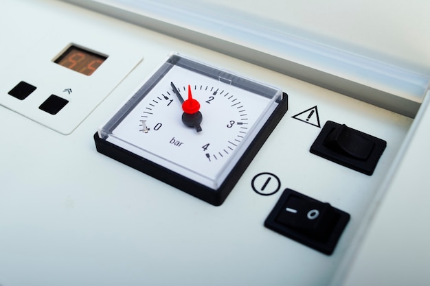 Painel de controle da caldeira a gás, botão liga / desliga, modos de ajuste de temperatura na casa