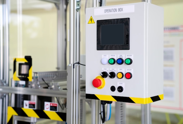 Painel de controle da máquina testadora com botão emergente.