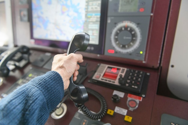 Painel de controle de navegação e rádio VHF com comunicação de rádio manual no mar